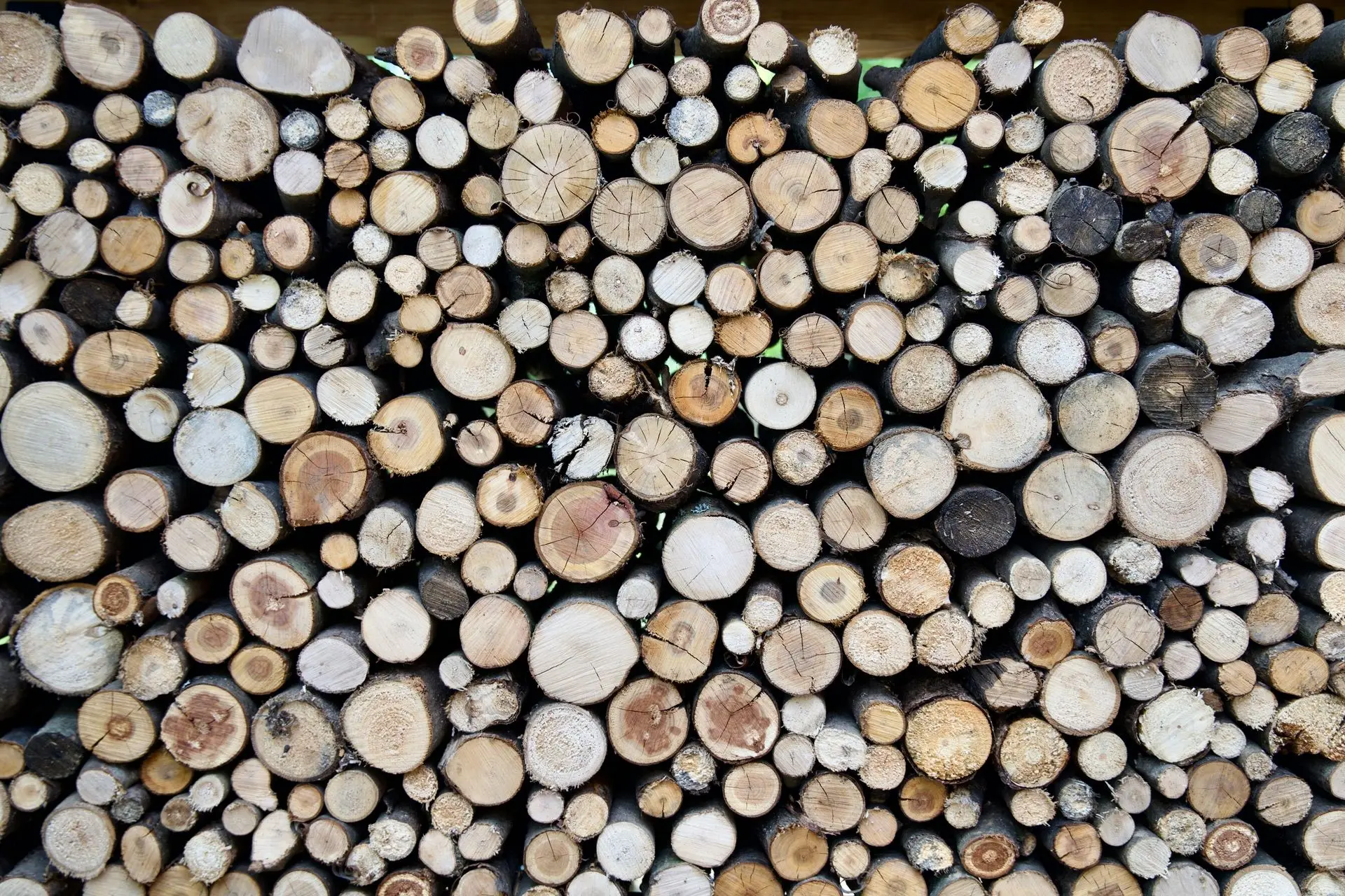 Detail naskládaného palivového dřeva v ocelové stěně