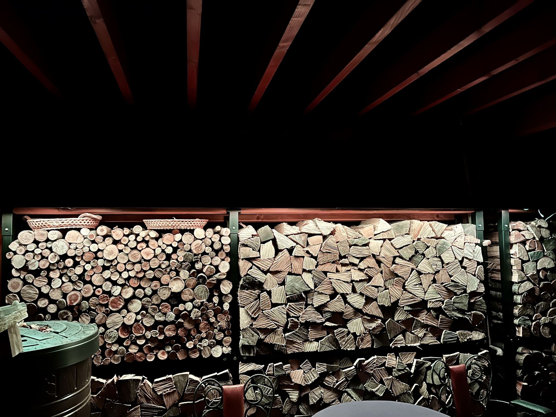 Dřevníková stěna s večerním osvětlením