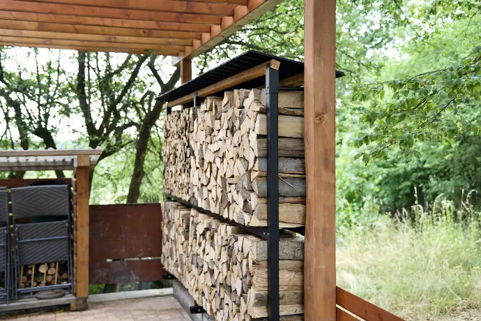 Dřevníková stěna u rodinného domu