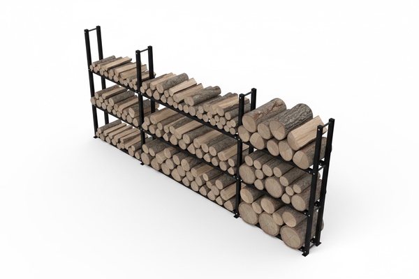 Venkovní dřevníková stěna s naskládaným dřevem