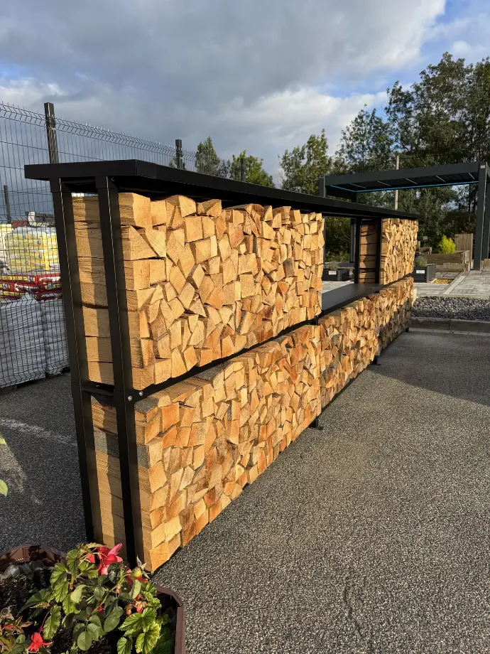 [33/560-DK1P1] Dřevníková stěna 33/560 cm s nerezovou střechou a policí